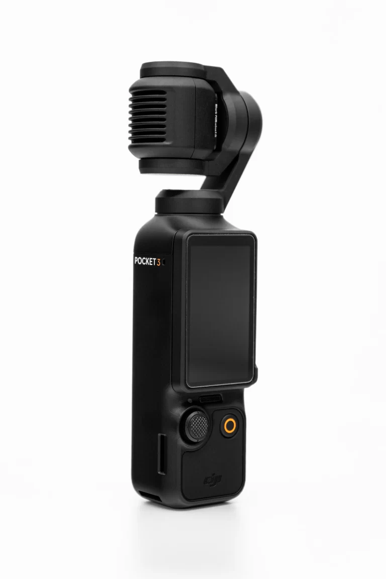 Detailní produktová fotografie s ostrým nasvícením, minimalistická kompozice luxusního produktu na jednobarevném pozadí, reklamní snímek kosmetického produktu s elegantním stylingem, produktová fotografie módy s důrazem na texturu materiálu, kreativní snímek elektroniky s reflektivním povrchem, makro detail šperku s jemným leskem, produktová fotografie lahve vína s dramatickým nasvícením, minimalistická produktová fotografie designového doplňku, stylizovaný snímek parfému s mlžným efektem, moderní reklamní fotografie hodinek na tmavém pozadí, dynamická produktová fotografie sportovní obuvi v pohybu, prémiová produktová fotografie technologického zařízení s čistým designem, elegantní snímek skleněného produktu s odrazy světla, kontrastní produktová fotografie tmavého předmětu na světlém pozadí, luxusní záběr na detail ručně vyráběného výrobku