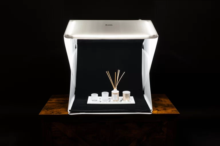Detailní produktová fotografie s ostrým nasvícením, minimalistická kompozice luxusního produktu na jednobarevném pozadí, reklamní snímek kosmetického produktu s elegantním stylingem, produktová fotografie módy s důrazem na texturu materiálu, kreativní snímek elektroniky s reflektivním povrchem, makro detail šperku s jemným leskem, produktová fotografie lahve vína s dramatickým nasvícením, minimalistická produktová fotografie designového doplňku, stylizovaný snímek parfému s mlžným efektem, moderní reklamní fotografie hodinek na tmavém pozadí, dynamická produktová fotografie sportovní obuvi v pohybu, prémiová produktová fotografie technologického zařízení s čistým designem, elegantní snímek skleněného produktu s odrazy světla, kontrastní produktová fotografie tmavého předmětu na světlém pozadí, luxusní záběr na detail ručně vyráběného výrobku