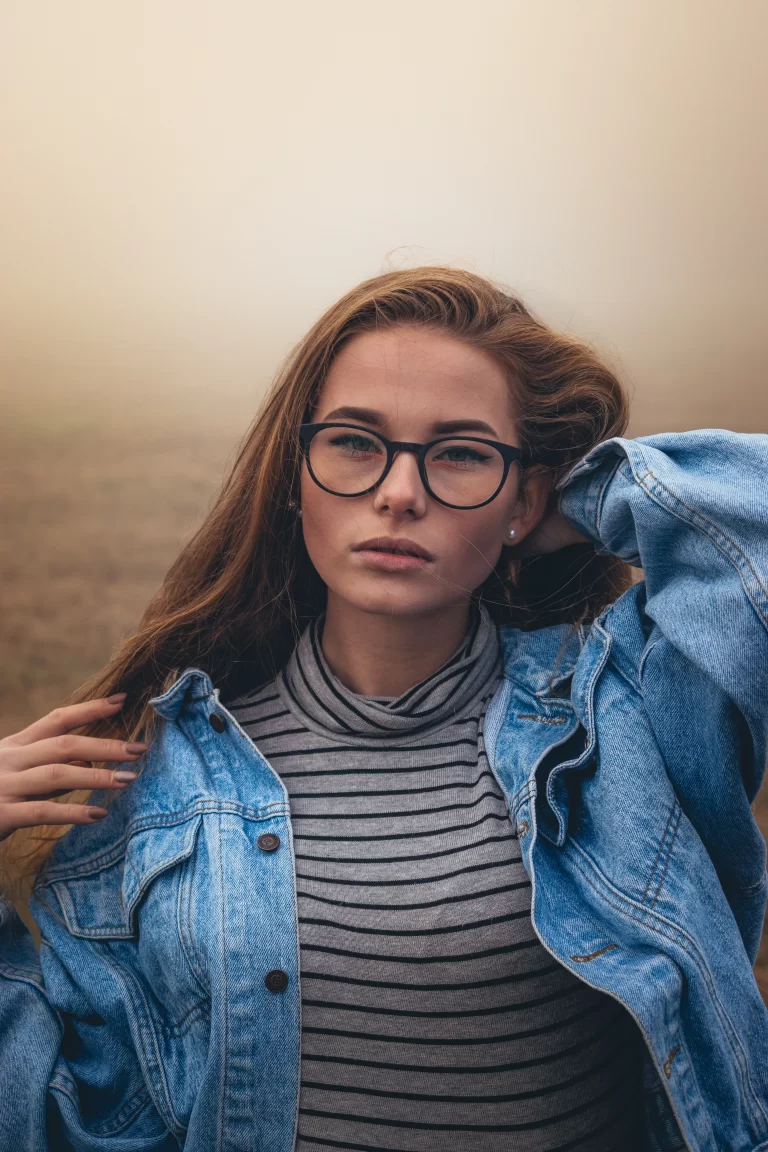 Profesionální portrét muže ve fotoateliéru s neutrálním pozadím, portrét ženy s jemným nasvícením a elegantní pózou, rodinná portrétní fotografie v ateliéru s přirozeným výrazem, firemní portrét profesionála v obleku pro LinkedIn a CV, portrét podnikatelky s moderním byznysovým vzhledem, skupinová firemní fotografie zaměstnanců ve studiu, romantická portrétní fotografie novomanželů ve fotoateliéru, párové focení v ateliéru s elegantním pozadím, černobílý svatební portrét s jemným osvětlením, produktová fotografie luxusních hodinek na tmavém pozadí, detailní fotografie módního doplňku s kreativním nasvícením, reklamní snímek kosmetického produktu s minimalistickým designem, umělecký portrét ženy s barevným nasvícením, experimentální fotografie siluety proti světlému pozadí, dramatický portrét s vysokým kontrastem a stínovou hrou fotograf česká lípa fotograf liberec fotograf nový bor svatební fotograf