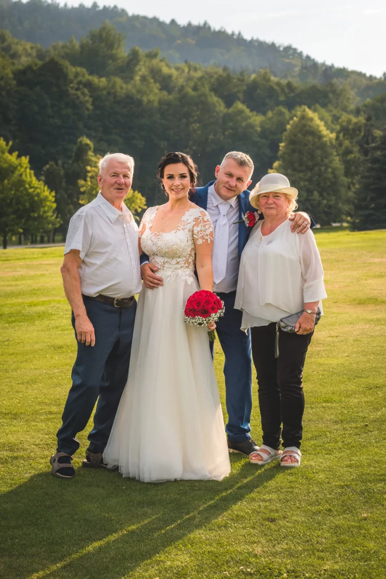 Profesionální portrét muže ve fotoateliéru s neutrálním pozadím, portrét ženy s jemným nasvícením a elegantní pózou, rodinná portrétní fotografie v ateliéru s přirozeným výrazem, firemní portrét profesionála v obleku pro LinkedIn a CV, portrét podnikatelky s moderním byznysovým vzhledem, skupinová firemní fotografie zaměstnanců ve studiu, romantická portrétní fotografie novomanželů ve fotoateliéru, párové focení v ateliéru s elegantním pozadím, černobílý svatební portrét s jemným osvětlením, produktová fotografie luxusních hodinek na tmavém pozadí, detailní fotografie módního doplňku s kreativním nasvícením, reklamní snímek kosmetického produktu s minimalistickým designem, umělecký portrét ženy s barevným nasvícením, experimentální fotografie siluety proti světlému pozadí, dramatický portrét s vysokým kontrastem a stínovou hrou fotograf česká lípa fotograf liberec fotograf nový bor svatební fotograf
