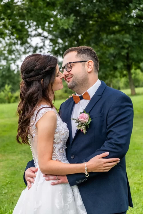 Profesionální portrét muže ve fotoateliéru s neutrálním pozadím, portrét ženy s jemným nasvícením a elegantní pózou, rodinná portrétní fotografie v ateliéru s přirozeným výrazem, firemní portrét profesionála v obleku pro LinkedIn a CV, portrét podnikatelky s moderním byznysovým vzhledem, skupinová firemní fotografie zaměstnanců ve studiu, romantická portrétní fotografie novomanželů ve fotoateliéru, párové focení v ateliéru s elegantním pozadím, černobílý svatební portrét s jemným osvětlením, produktová fotografie luxusních hodinek na tmavém pozadí, detailní fotografie módního doplňku s kreativním nasvícením, reklamní snímek kosmetického produktu s minimalistickým designem, umělecký portrét ženy s barevným nasvícením, experimentální fotografie siluety proti světlému pozadí, dramatický portrét s vysokým kontrastem a stínovou hrou fotograf česká lípa fotograf liberec fotograf nový bor svatební fotograf