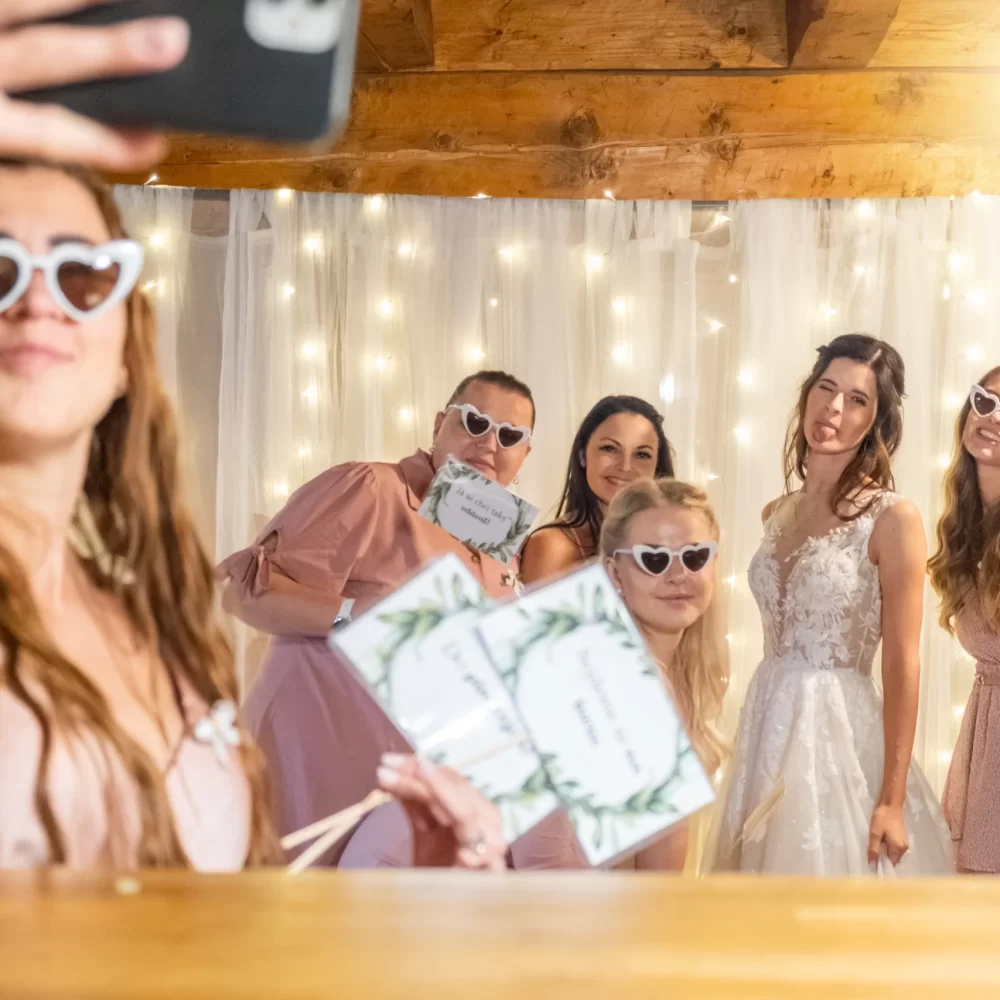 Profesionální portrét muže ve fotoateliéru s neutrálním pozadím, portrét ženy s jemným nasvícením a elegantní pózou, rodinná portrétní fotografie v ateliéru s přirozeným výrazem, firemní portrét profesionála v obleku pro LinkedIn a CV, portrét podnikatelky s moderním byznysovým vzhledem, skupinová firemní fotografie zaměstnanců ve studiu, romantická portrétní fotografie novomanželů ve fotoateliéru, párové focení v ateliéru s elegantním pozadím, černobílý svatební portrét s jemným osvětlením, produktová fotografie luxusních hodinek na tmavém pozadí, detailní fotografie módního doplňku s kreativním nasvícením, reklamní snímek kosmetického produktu s minimalistickým designem, umělecký portrét ženy s barevným nasvícením, experimentální fotografie siluety proti světlému pozadí, dramatický portrét s vysokým kontrastem a stínovou hrou fotograf česká lípa fotograf liberec fotograf nový bor svatební fotograf