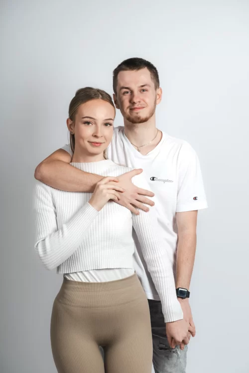 Profesionální portrét muže ve fotoateliéru s neutrálním pozadím, portrét ženy s jemným nasvícením a elegantní pózou, rodinná portrétní fotografie v ateliéru s přirozeným výrazem, firemní portrét profesionála v obleku pro LinkedIn a CV, portrét podnikatelky s moderním byznysovým vzhledem, skupinová firemní fotografie zaměstnanců ve studiu, romantická portrétní fotografie novomanželů ve fotoateliéru, párové focení v ateliéru s elegantním pozadím, černobílý svatební portrét s jemným osvětlením, produktová fotografie luxusních hodinek na tmavém pozadí, detailní fotografie módního doplňku s kreativním nasvícením, reklamní snímek kosmetického produktu s minimalistickým designem, umělecký portrét ženy s barevným nasvícením, experimentální fotografie siluety proti světlému pozadí, dramatický portrét s vysokým kontrastem a stínovou hrou fotograf česká lípa fotograf liberec fotograf nový bor svatební fotograf