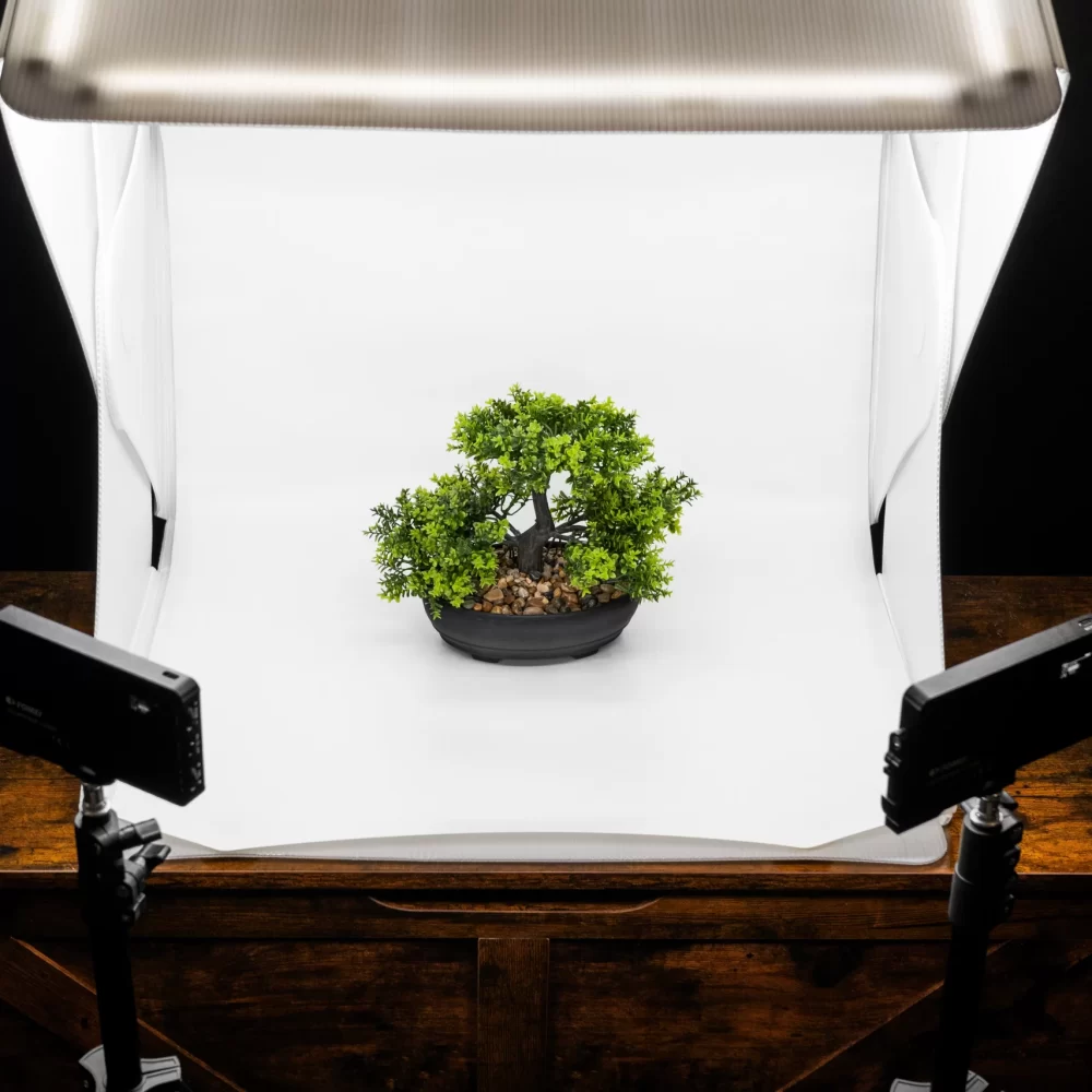 Detailní produktová fotografie s ostrým nasvícením, minimalistická kompozice luxusního produktu na jednobarevném pozadí, reklamní snímek kosmetického produktu s elegantním stylingem, produktová fotografie módy s důrazem na texturu materiálu, kreativní snímek elektroniky s reflektivním povrchem, makro detail šperku s jemným leskem, produktová fotografie lahve vína s dramatickým nasvícením, minimalistická produktová fotografie designového doplňku, stylizovaný snímek parfému s mlžným efektem, moderní reklamní fotografie hodinek na tmavém pozadí, dynamická produktová fotografie sportovní obuvi v pohybu, prémiová produktová fotografie technologického zařízení s čistým designem, elegantní snímek skleněného produktu s odrazy světla, kontrastní produktová fotografie tmavého předmětu na světlém pozadí, luxusní záběr na detail ručně vyráběného výrobku