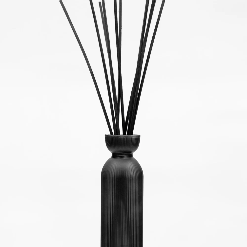 Detailní produktová fotografie s ostrým nasvícením, minimalistická kompozice luxusního produktu na jednobarevném pozadí, reklamní snímek kosmetického produktu s elegantním stylingem, produktová fotografie módy s důrazem na texturu materiálu, kreativní snímek elektroniky s reflektivním povrchem, makro detail šperku s jemným leskem, produktová fotografie lahve vína s dramatickým nasvícením, minimalistická produktová fotografie designového doplňku, stylizovaný snímek parfému s mlžným efektem, moderní reklamní fotografie hodinek na tmavém pozadí, dynamická produktová fotografie sportovní obuvi v pohybu, prémiová produktová fotografie technologického zařízení s čistým designem, elegantní snímek skleněného produktu s odrazy světla, kontrastní produktová fotografie tmavého předmětu na světlém pozadí, luxusní záběr na detail ručně vyráběného výrobku