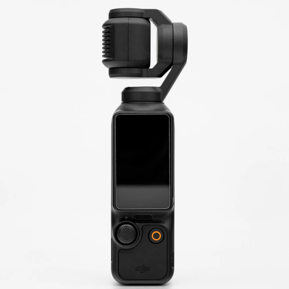 Detailní produktová fotografie s ostrým nasvícením, minimalistická kompozice luxusního produktu na jednobarevném pozadí, reklamní snímek kosmetického produktu s elegantním stylingem, produktová fotografie módy s důrazem na texturu materiálu, kreativní snímek elektroniky s reflektivním povrchem, makro detail šperku s jemným leskem, produktová fotografie lahve vína s dramatickým nasvícením, minimalistická produktová fotografie designového doplňku, stylizovaný snímek parfému s mlžným efektem, moderní reklamní fotografie hodinek na tmavém pozadí, dynamická produktová fotografie sportovní obuvi v pohybu, prémiová produktová fotografie technologického zařízení s čistým designem, elegantní snímek skleněného produktu s odrazy světla, kontrastní produktová fotografie tmavého předmětu na světlém pozadí, luxusní záběr na detail ručně vyráběného výrobku