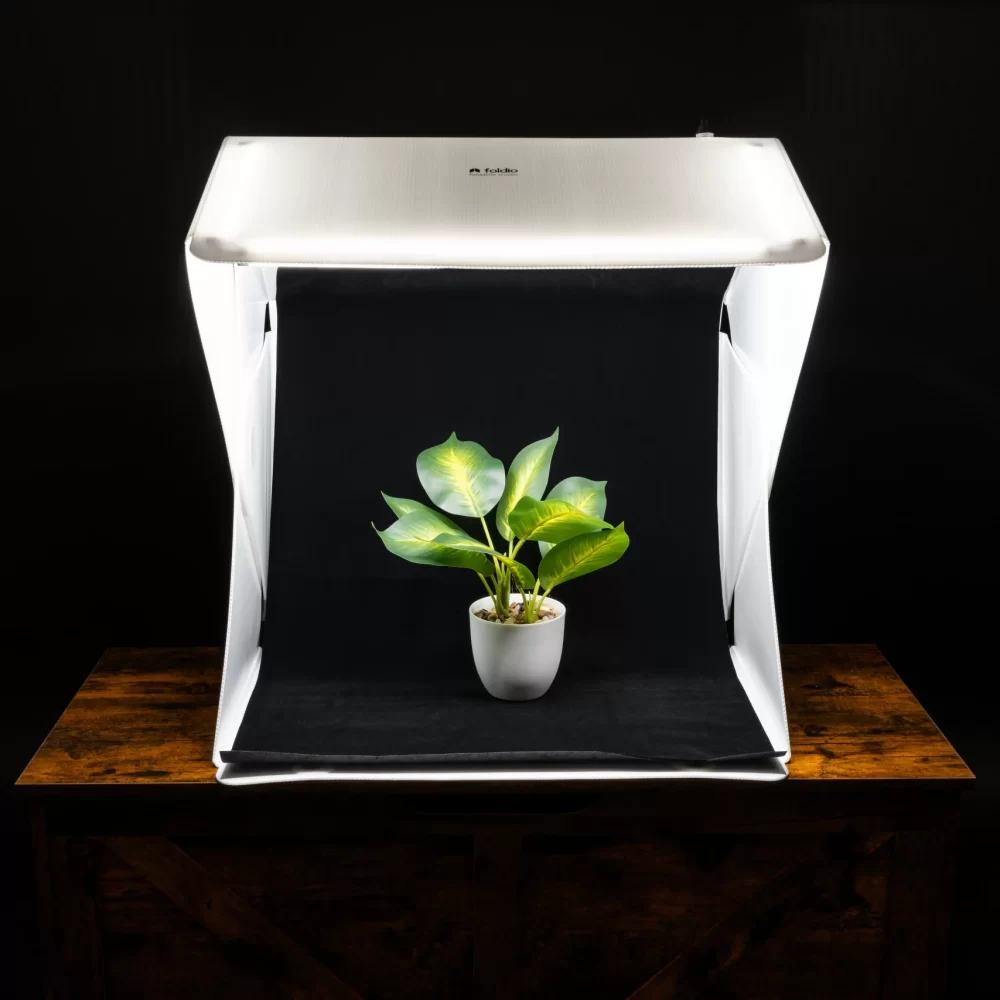 Detailní produktová fotografie s ostrým nasvícením, minimalistická kompozice luxusního produktu na jednobarevném pozadí, reklamní snímek kosmetického produktu s elegantním stylingem, produktová fotografie módy s důrazem na texturu materiálu, kreativní snímek elektroniky s reflektivním povrchem, makro detail šperku s jemným leskem, produktová fotografie lahve vína s dramatickým nasvícením, minimalistická produktová fotografie designového doplňku, stylizovaný snímek parfému s mlžným efektem, moderní reklamní fotografie hodinek na tmavém pozadí, dynamická produktová fotografie sportovní obuvi v pohybu, prémiová produktová fotografie technologického zařízení s čistým designem, elegantní snímek skleněného produktu s odrazy světla, kontrastní produktová fotografie tmavého předmětu na světlém pozadí, luxusní záběr na detail ručně vyráběného výrobku