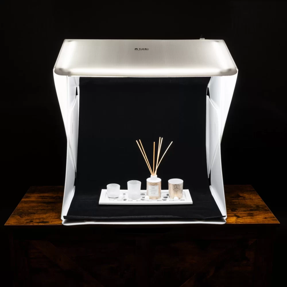 Detailní produktová fotografie s ostrým nasvícením, minimalistická kompozice luxusního produktu na jednobarevném pozadí, reklamní snímek kosmetického produktu s elegantním stylingem, produktová fotografie módy s důrazem na texturu materiálu, kreativní snímek elektroniky s reflektivním povrchem, makro detail šperku s jemným leskem, produktová fotografie lahve vína s dramatickým nasvícením, minimalistická produktová fotografie designového doplňku, stylizovaný snímek parfému s mlžným efektem, moderní reklamní fotografie hodinek na tmavém pozadí, dynamická produktová fotografie sportovní obuvi v pohybu, prémiová produktová fotografie technologického zařízení s čistým designem, elegantní snímek skleněného produktu s odrazy světla, kontrastní produktová fotografie tmavého předmětu na světlém pozadí, luxusní záběr na detail ručně vyráběného výrobku