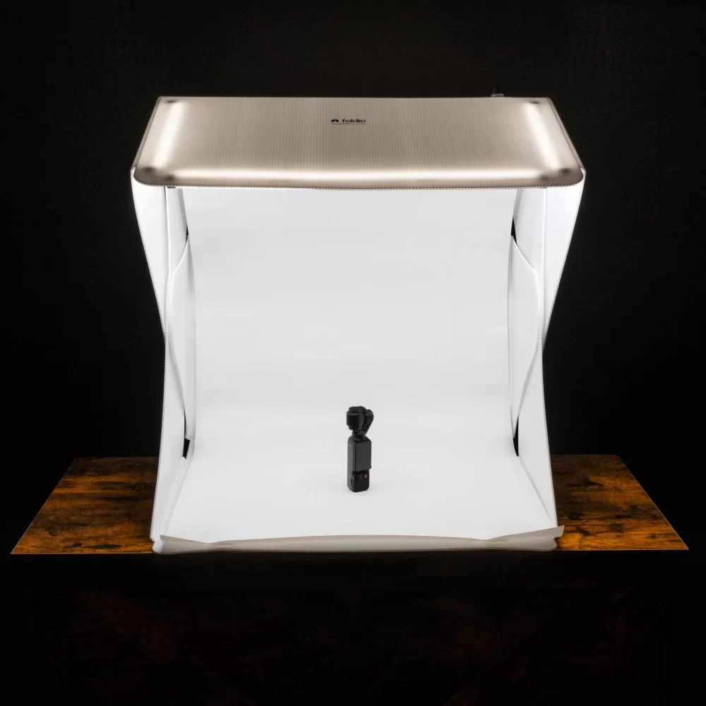 Detailní produktová fotografie s ostrým nasvícením, minimalistická kompozice luxusního produktu na jednobarevném pozadí, reklamní snímek kosmetického produktu s elegantním stylingem, produktová fotografie módy s důrazem na texturu materiálu, kreativní snímek elektroniky s reflektivním povrchem, makro detail šperku s jemným leskem, produktová fotografie lahve vína s dramatickým nasvícením, minimalistická produktová fotografie designového doplňku, stylizovaný snímek parfému s mlžným efektem, moderní reklamní fotografie hodinek na tmavém pozadí, dynamická produktová fotografie sportovní obuvi v pohybu, prémiová produktová fotografie technologického zařízení s čistým designem, elegantní snímek skleněného produktu s odrazy světla, kontrastní produktová fotografie tmavého předmětu na světlém pozadí, luxusní záběr na detail ručně vyráběného výrobku