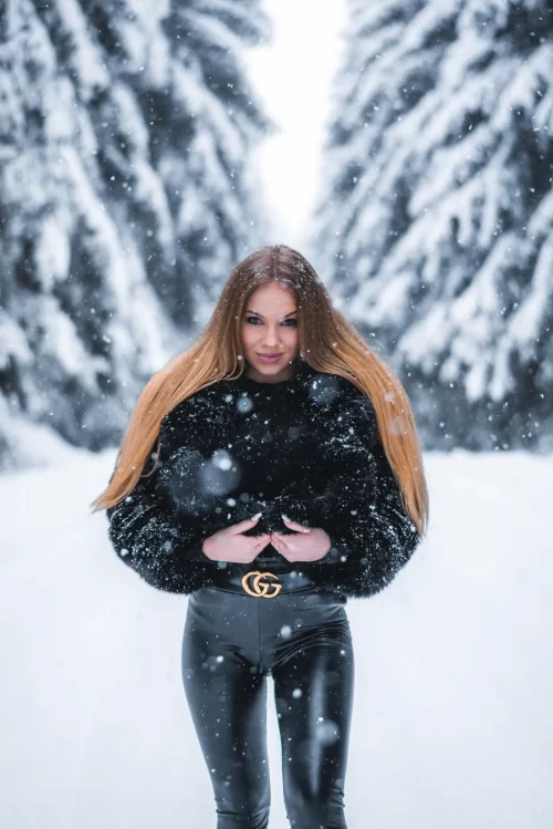 Profesionální portrét muže ve fotoateliéru s neutrálním pozadím, portrét ženy s jemným nasvícením a elegantní pózou, rodinná portrétní fotografie v ateliéru s přirozeným výrazem, firemní portrét profesionála v obleku pro LinkedIn a CV, portrét podnikatelky s moderním byznysovým vzhledem, skupinová firemní fotografie zaměstnanců ve studiu, romantická portrétní fotografie novomanželů ve fotoateliéru, párové focení v ateliéru s elegantním pozadím, černobílý svatební portrét s jemným osvětlením, produktová fotografie luxusních hodinek na tmavém pozadí, detailní fotografie módního doplňku s kreativním nasvícením, reklamní snímek kosmetického produktu s minimalistickým designem, umělecký portrét ženy s barevným nasvícením, experimentální fotografie siluety proti světlému pozadí, dramatický portrét s vysokým kontrastem a stínovou hrou fotograf česká lípa fotograf liberec fotograf nový bor svatební fotograf