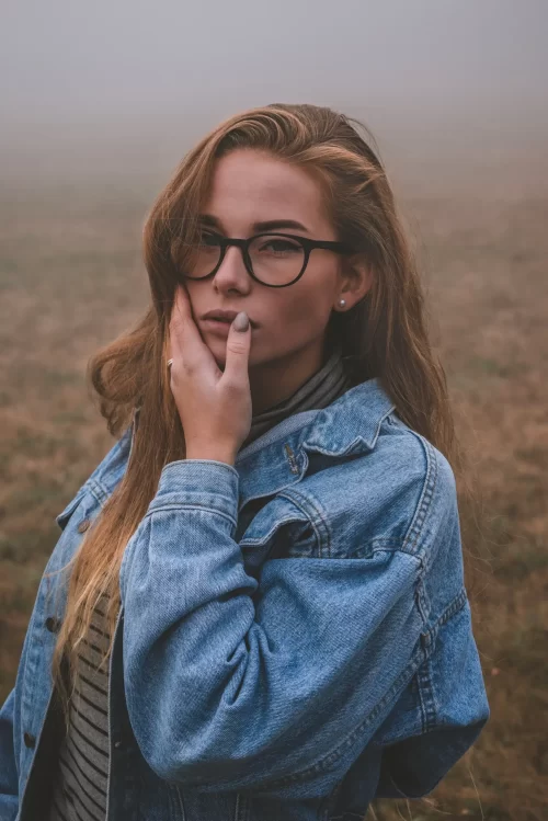 Profesionální portrét muže ve fotoateliéru s neutrálním pozadím, portrét ženy s jemným nasvícením a elegantní pózou, rodinná portrétní fotografie v ateliéru s přirozeným výrazem, firemní portrét profesionála v obleku pro LinkedIn a CV, portrét podnikatelky s moderním byznysovým vzhledem, skupinová firemní fotografie zaměstnanců ve studiu, romantická portrétní fotografie novomanželů ve fotoateliéru, párové focení v ateliéru s elegantním pozadím, černobílý svatební portrét s jemným osvětlením, produktová fotografie luxusních hodinek na tmavém pozadí, detailní fotografie módního doplňku s kreativním nasvícením, reklamní snímek kosmetického produktu s minimalistickým designem, umělecký portrét ženy s barevným nasvícením, experimentální fotografie siluety proti světlému pozadí, dramatický portrét s vysokým kontrastem a stínovou hrou fotograf česká lípa fotograf liberec fotograf nový bor svatební fotograf