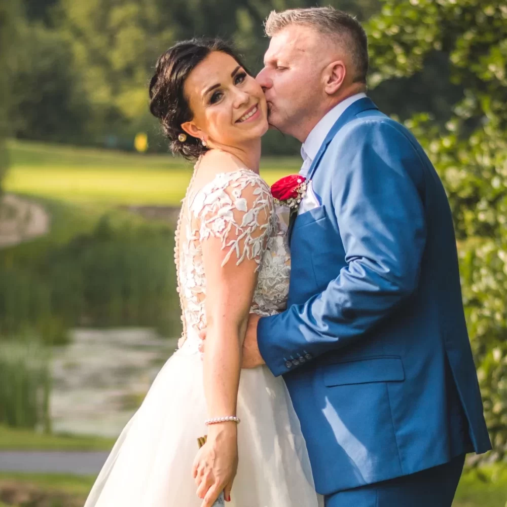 Profesionální portrét muže ve fotoateliéru s neutrálním pozadím, portrét ženy s jemným nasvícením a elegantní pózou, rodinná portrétní fotografie v ateliéru s přirozeným výrazem, firemní portrét profesionála v obleku pro LinkedIn a CV, portrét podnikatelky s moderním byznysovým vzhledem, skupinová firemní fotografie zaměstnanců ve studiu, romantická portrétní fotografie novomanželů ve fotoateliéru, párové focení v ateliéru s elegantním pozadím, černobílý svatební portrét s jemným osvětlením, produktová fotografie luxusních hodinek na tmavém pozadí, detailní fotografie módního doplňku s kreativním nasvícením, reklamní snímek kosmetického produktu s minimalistickým designem, umělecký portrét ženy s barevným nasvícením, experimentální fotografie siluety proti světlému pozadí, dramatický portrét s vysokým kontrastem a stínovou hrou fotograf česká lípa fotograf liberec fotograf nový bor svatební fotograf